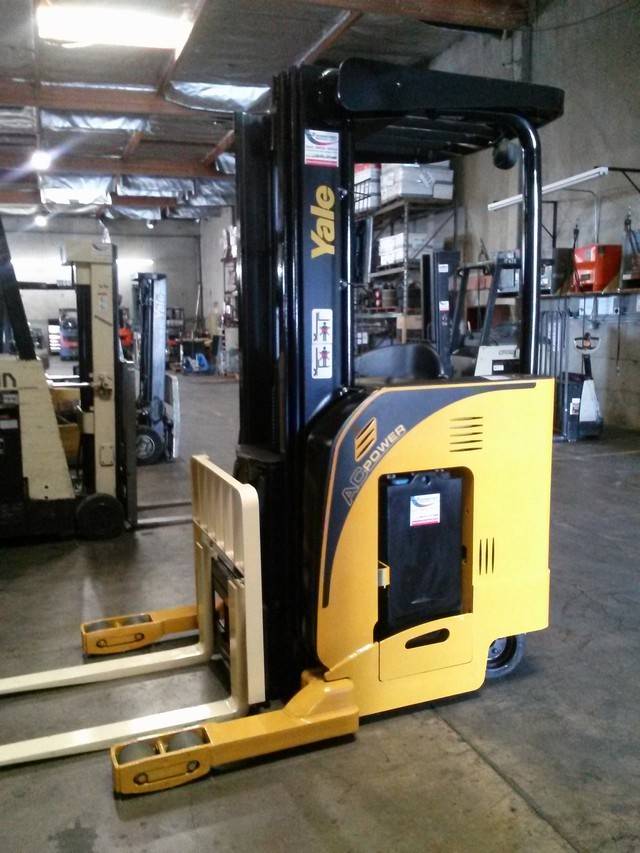 2006 Electric Yale NR040EAN136TE095 Electric Narrow Aisle Single Reach