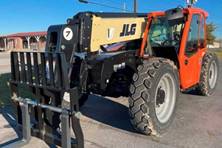 2023 JLG 742