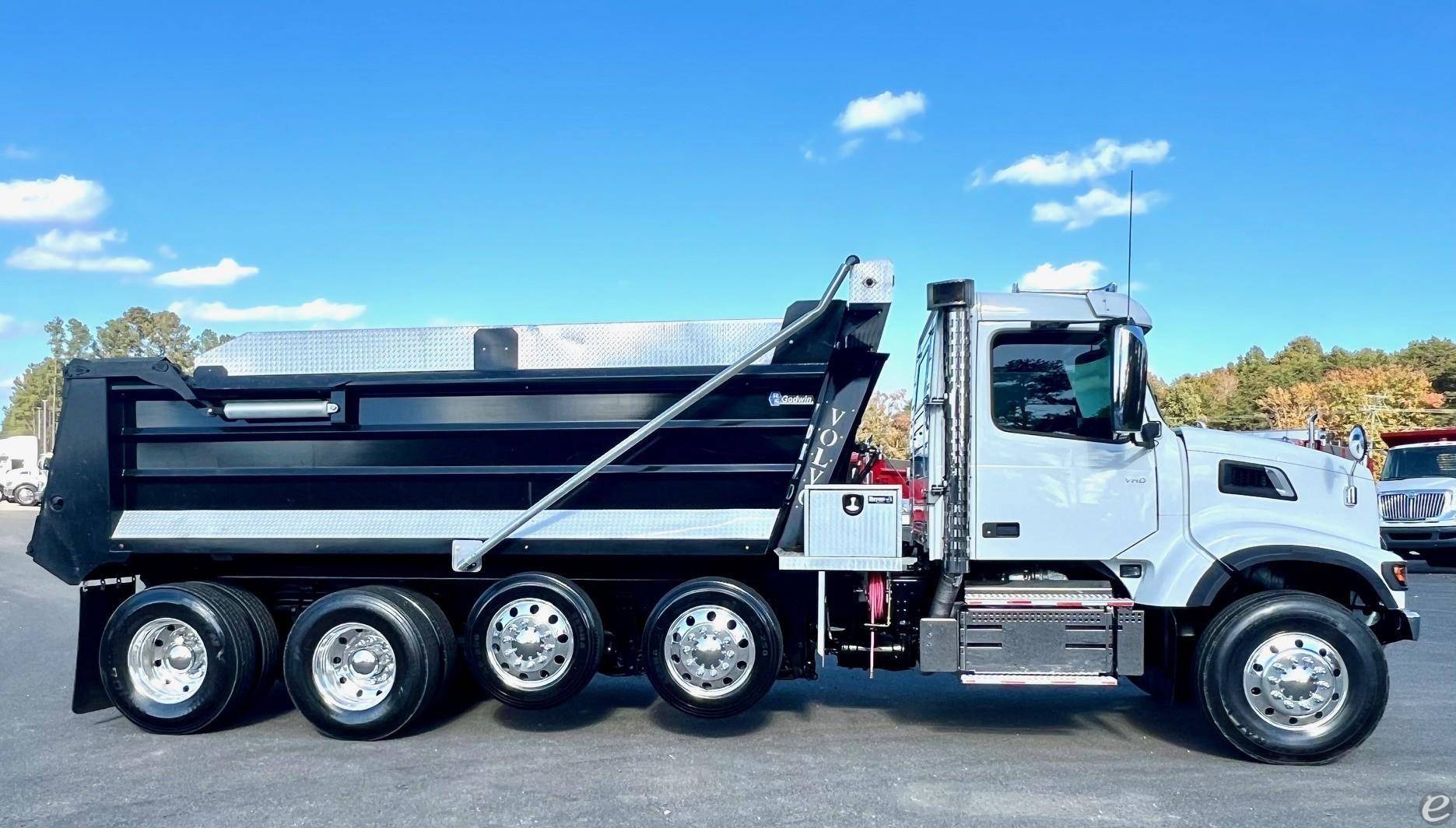 2022 Volvo VHD64F300