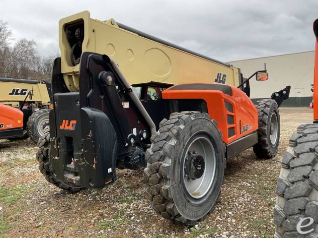 2022 JLG 1055