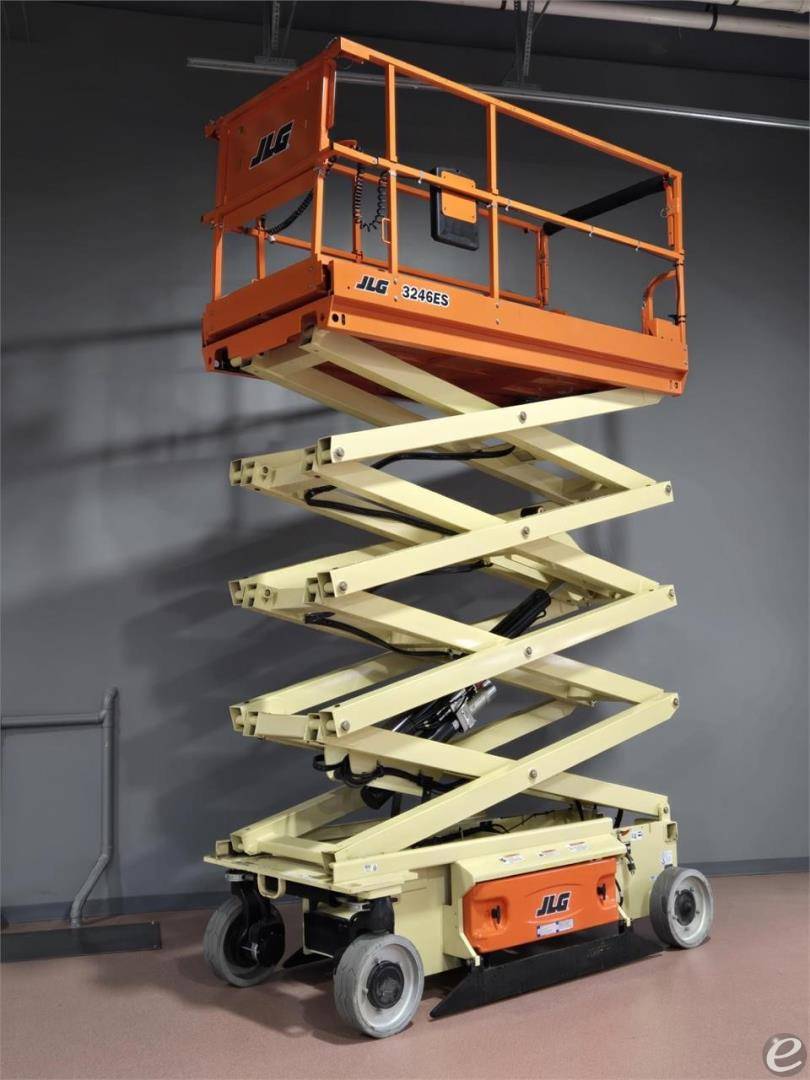 2018 JLG 3246ES