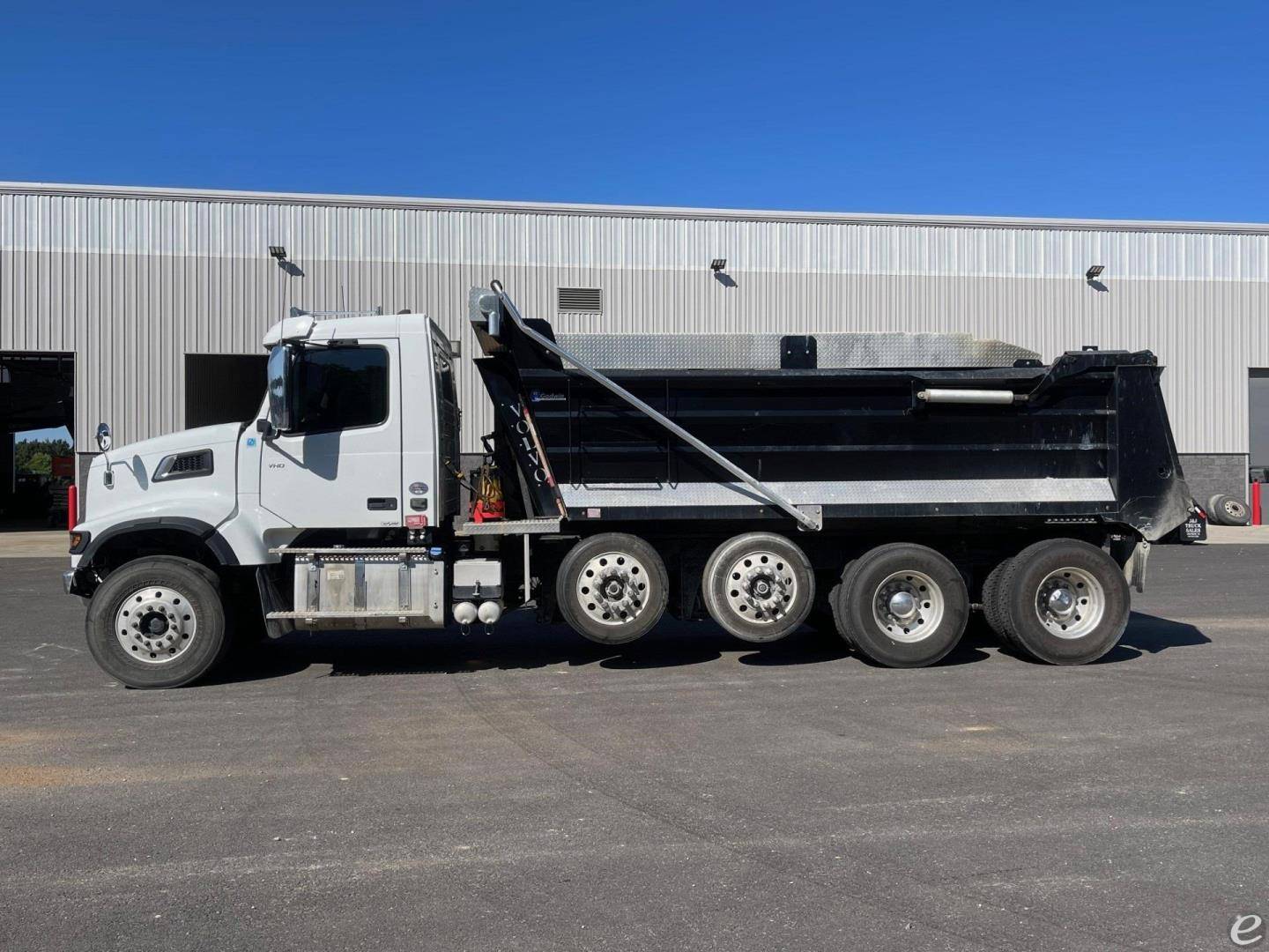 2022 Volvo VHD64F300