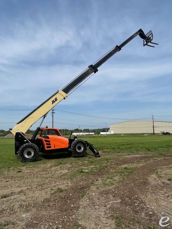 2017 JLG 1055