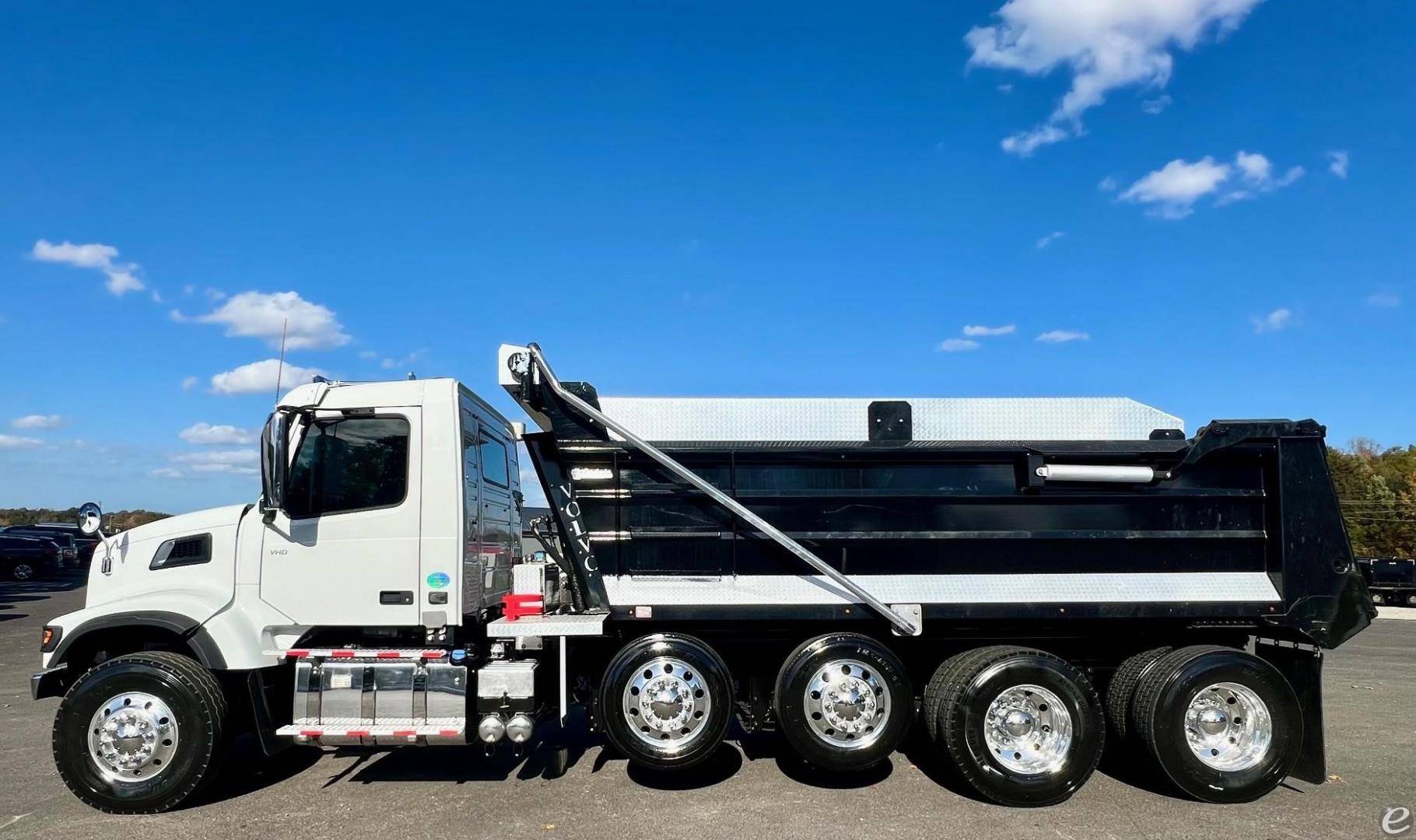 2022 Volvo VHD64F300