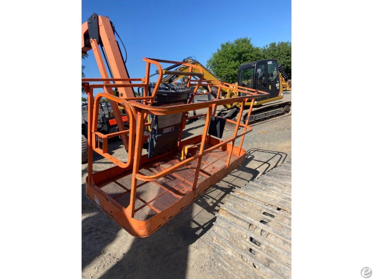 2013 JLG 800AJ