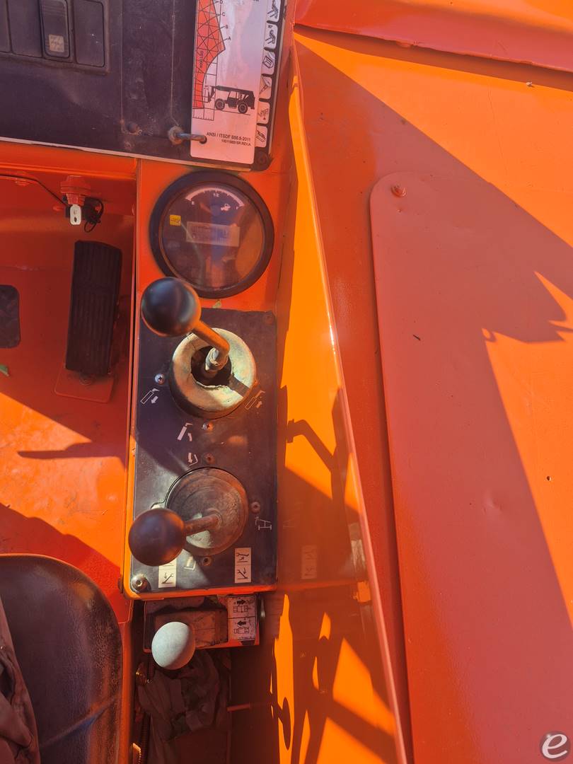 2015 JLG 8042