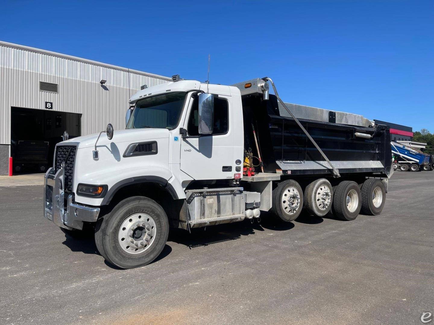 2022 Volvo VHD64F300