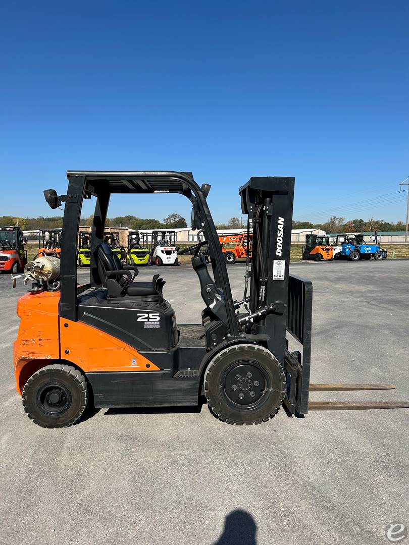 2022 Doosan G25E-7