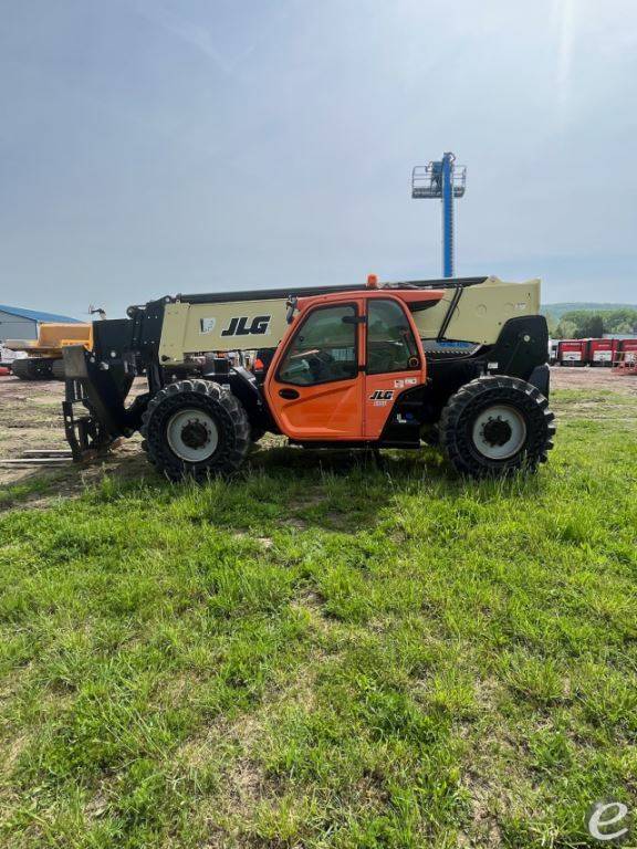 2017 JLG 1055