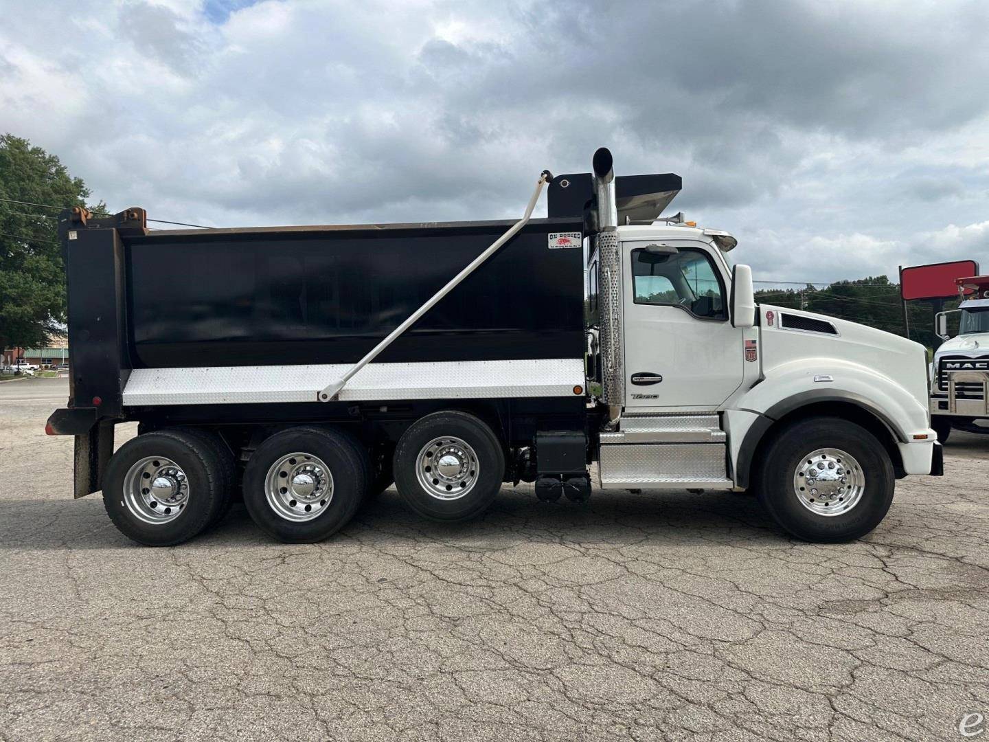 2023 Kenworth T880