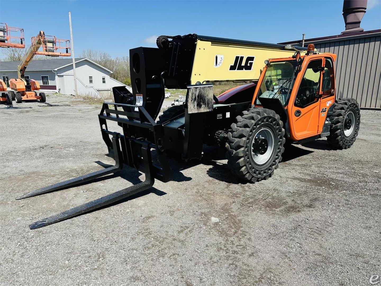 2017 JLG 1255