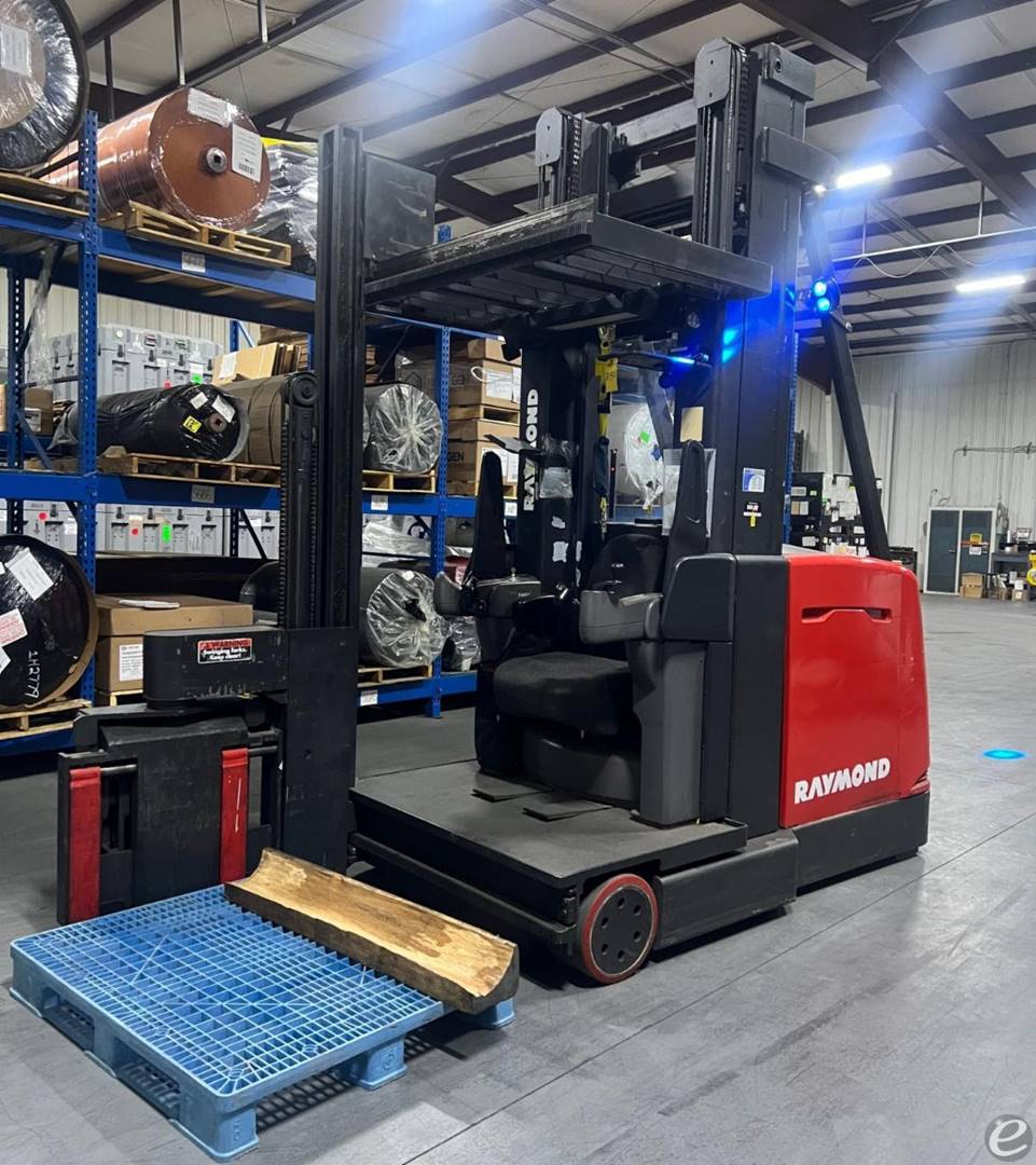 2006 Raymond SA-CSR30T Electric Man Up Swing Reach Turret         Forklift