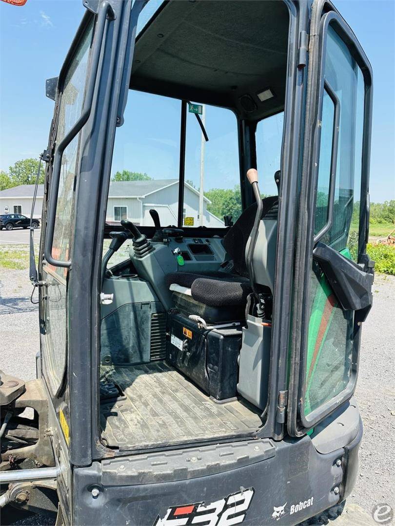 2017 Bobcat E32