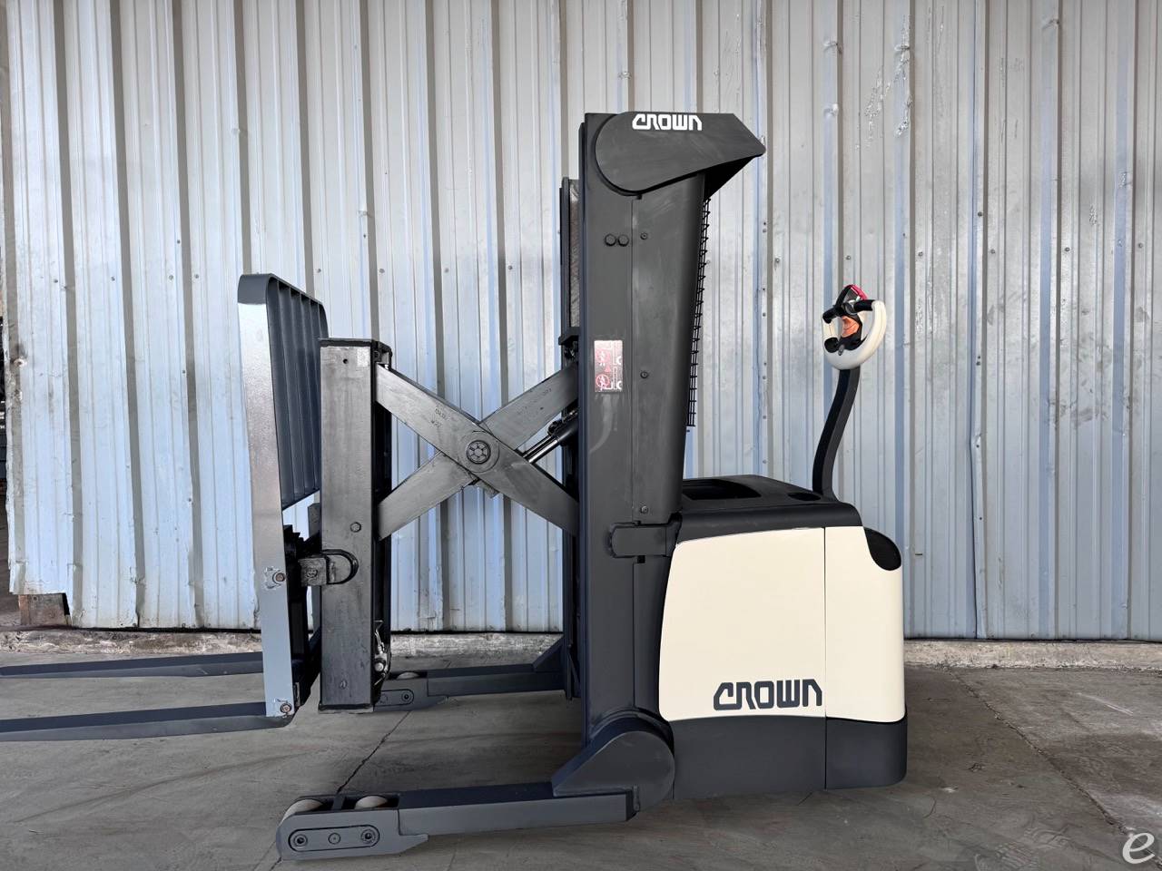 2011 Crown SHR5540-35 Electric Walkie Straddle Stacker Reach       Forklift - 123Forklift