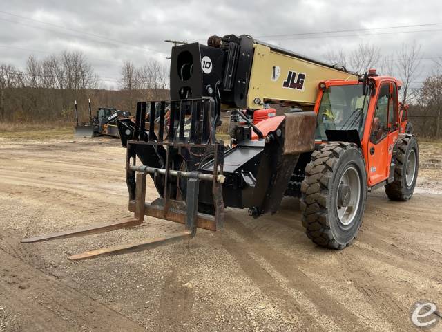 2022 JLG 1055