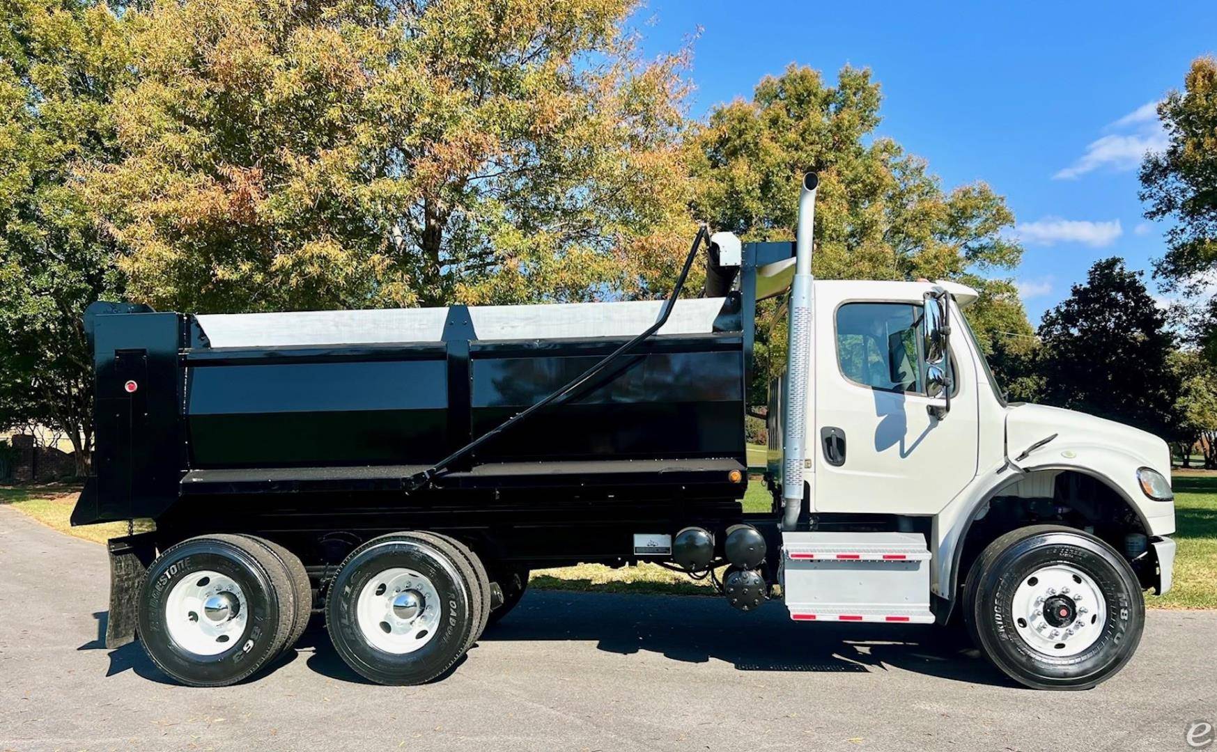 2017 Freightliner BUSINESS CLASS M2 106