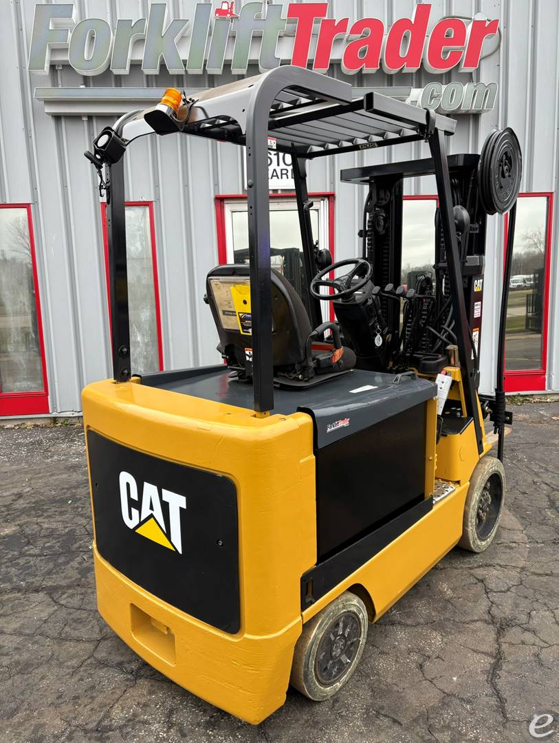 2007 Cat E6000