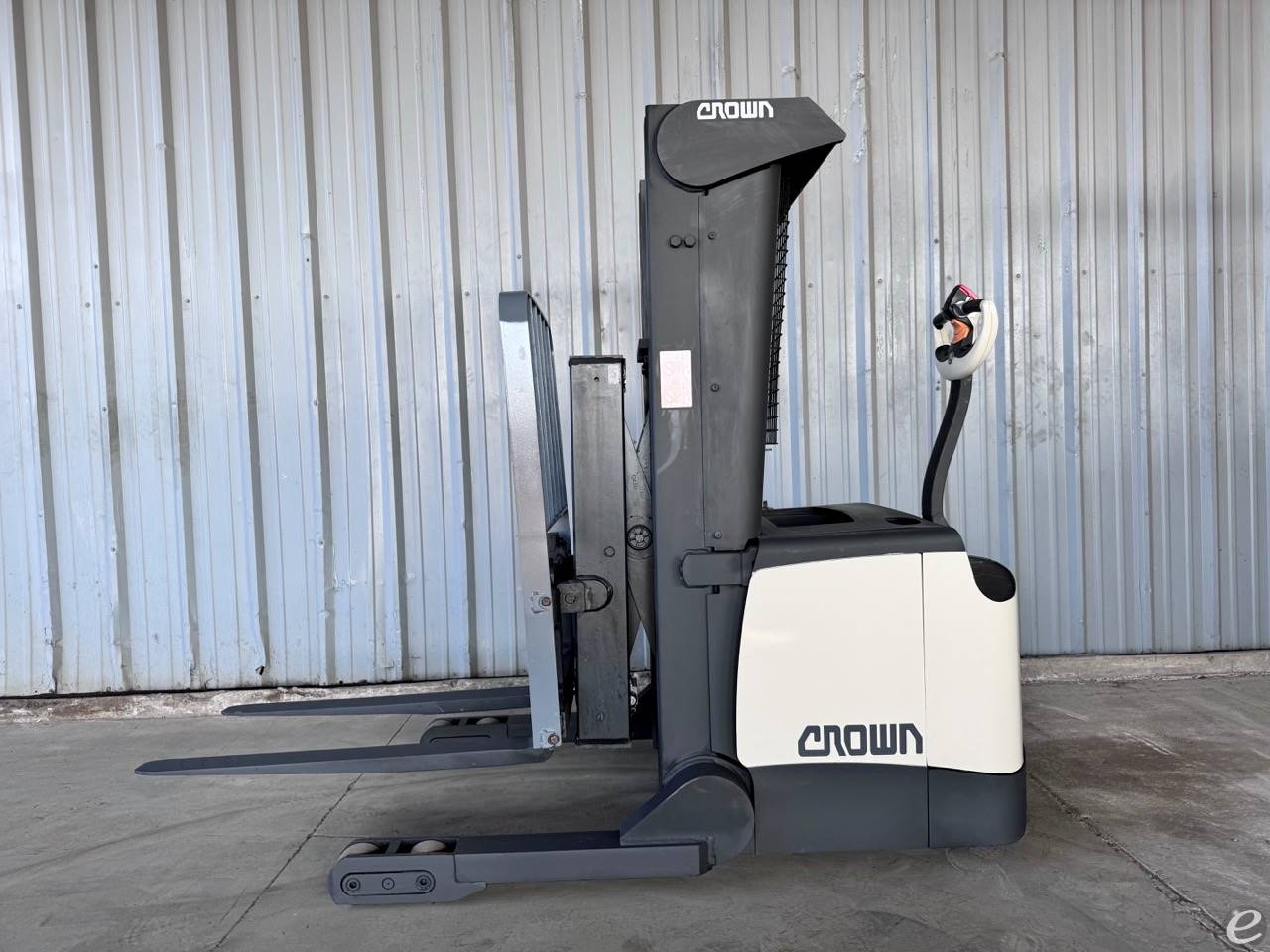 2011 Crown SHR5540-35 Electric Walkie Straddle Stacker Reach       Forklift - 123Forklift