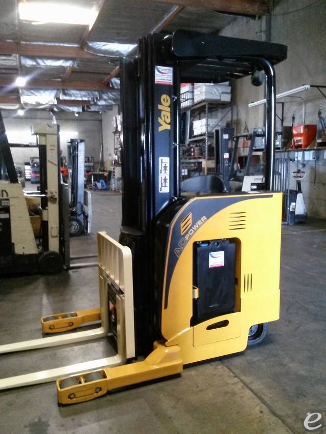 2006 Electric Yale NR040EAN136TE095 Electric Narrow Aisle Single Reach