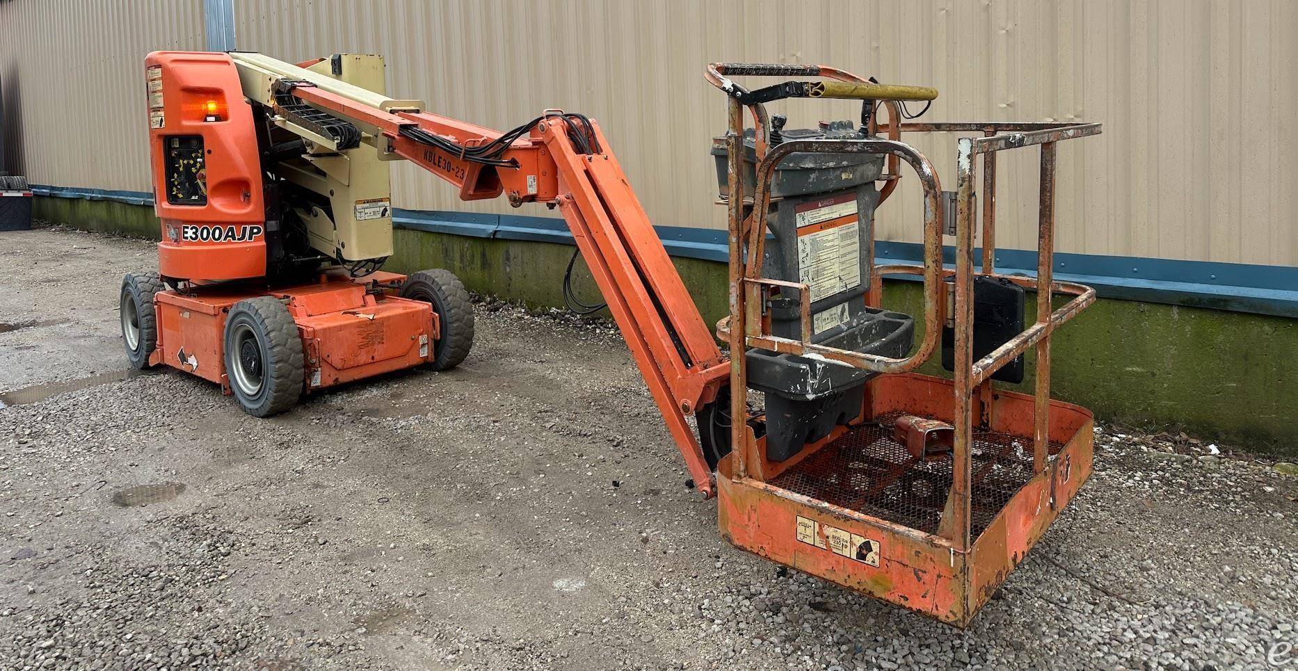 2010 JLG E300AJP Articulated Boom Boom Lift - 123Forklift