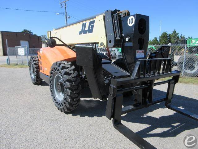 2016 JLG 1055