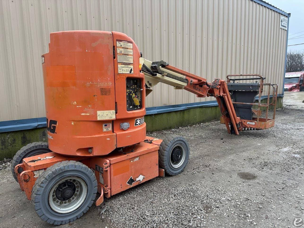 2010 JLG E300AJP Articulated Boom Boom Lift - 123Forklift