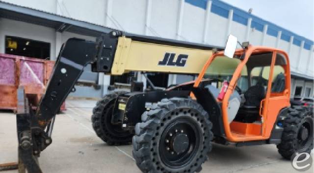 2017 JLG 943