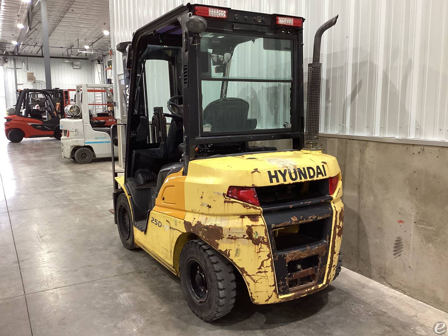 2016 Hyundai 25D-9