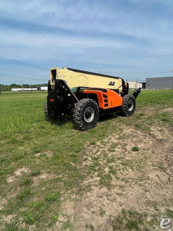 2017 JLG 1055