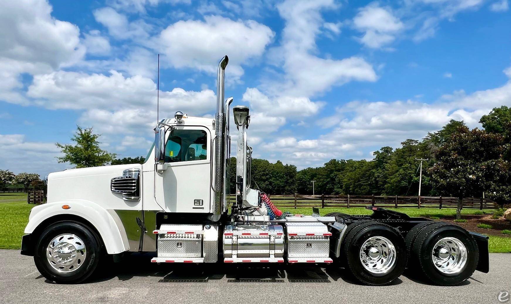 2016 Freightliner CORONADO 132