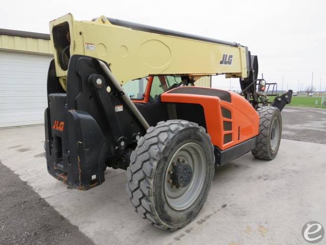 2017 JLG 1055