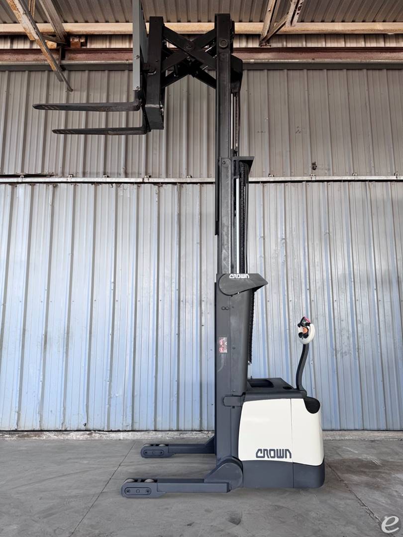 2011 Crown SHR5540-35 Electric Walkie Straddle Stacker Reach       Forklift - 123Forklift