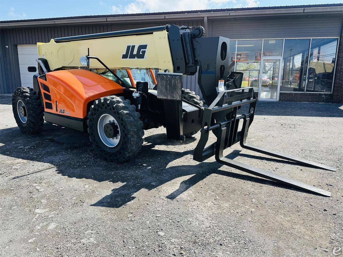 2017 JLG 1255