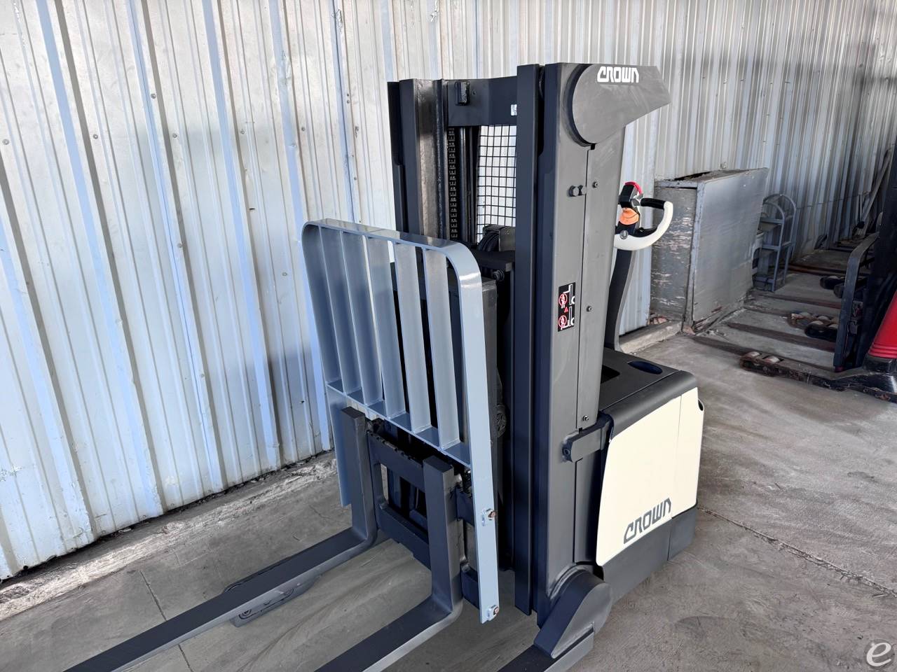 2011 Crown SHR5540-35 Electric Walkie Straddle Stacker Reach       Forklift - 123Forklift