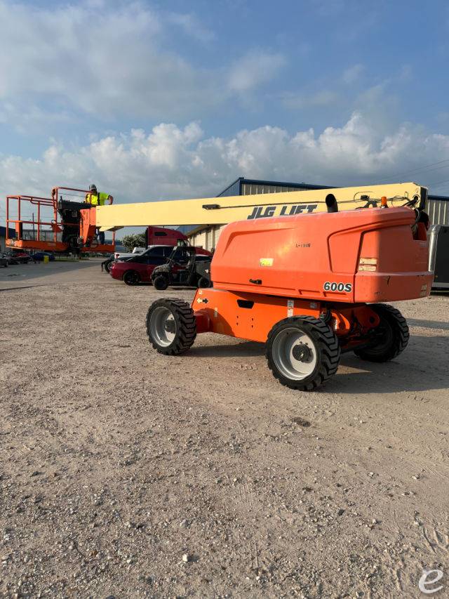 2019 JLG 600S