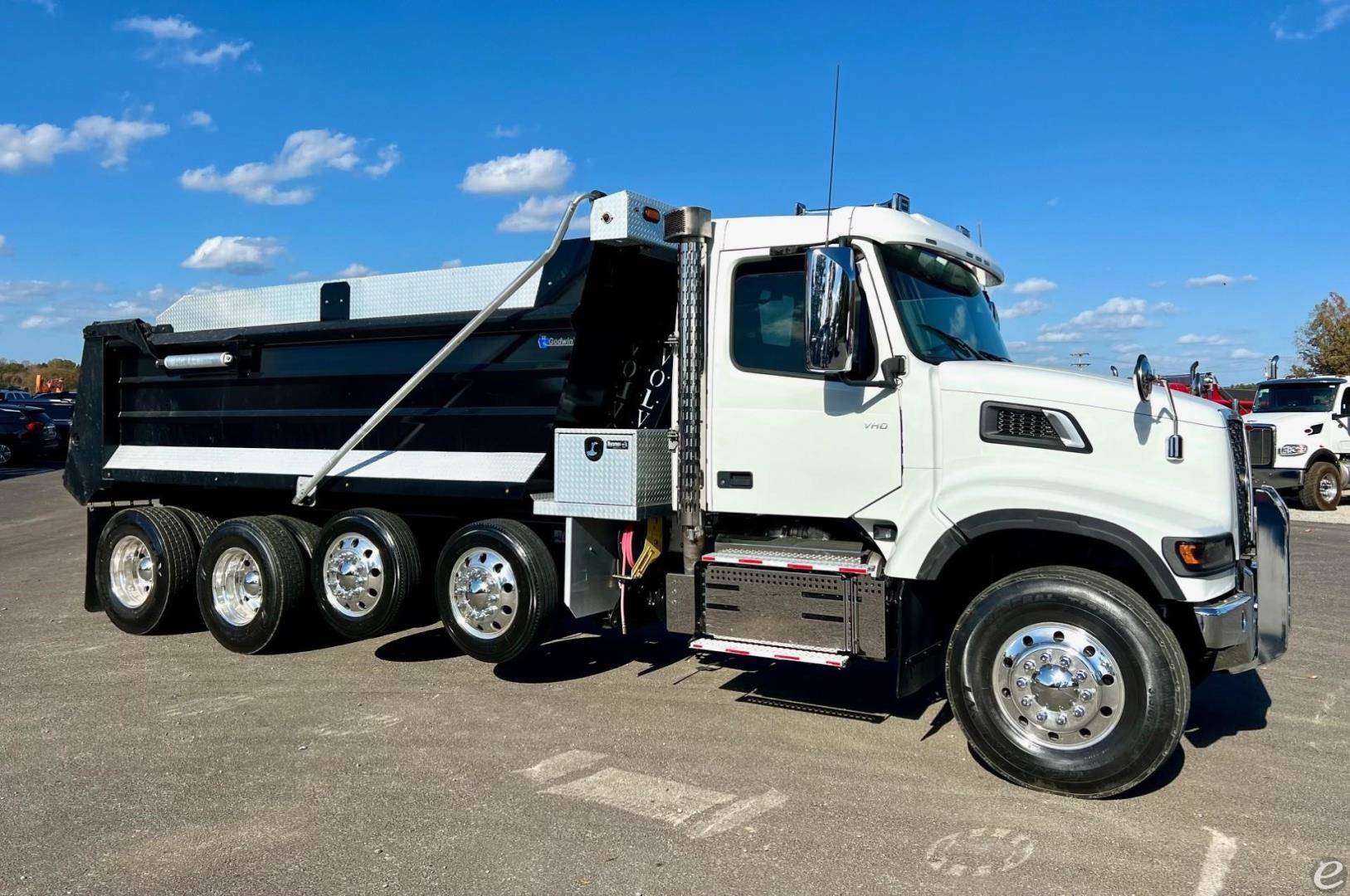 2022 Volvo VHD64F300