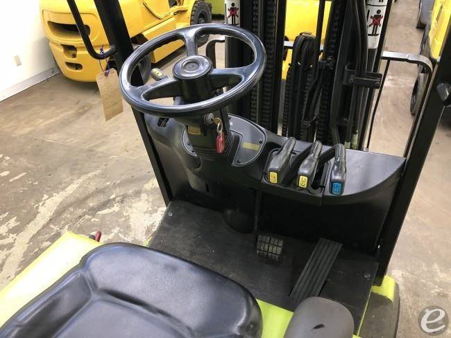 2000 Clark TMG25 Electric 3 Wheel Forklift - 123Forklift