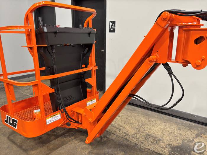 2011 JLG E400AJP