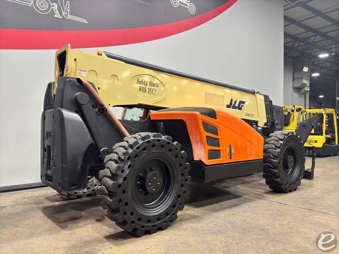 2015 JLG 1255